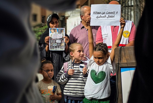 أطفال مصابون بداء السكري وذووهم يشاركون في وقفة احتجاجية داخل مجمع ناصر الطبي بمدينة خانيونس، جنوبي قطاع غزة، 15 أكتوبر/تشرين الأول 2026.تصوير: طارق محمد