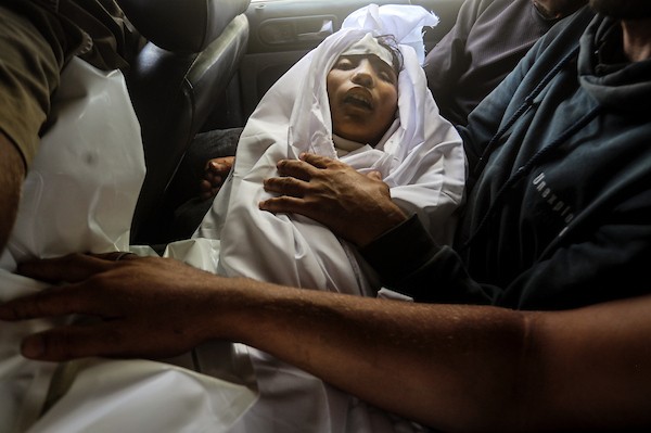 حزن ووداع أخير في مستشفى الشفاء بمدينة غزة، حيث يشيّع فلسطينيون عثمان الصوص والطفل تامر صبح، اللذين توفيا متأثرين بجراح أصيبا بها في هجوم إسرائيلي على بيت لاهيا شمال قطاع غزة، 18 أكتوبر/تشرين الأول 2026.تصوير: محمد صالحة