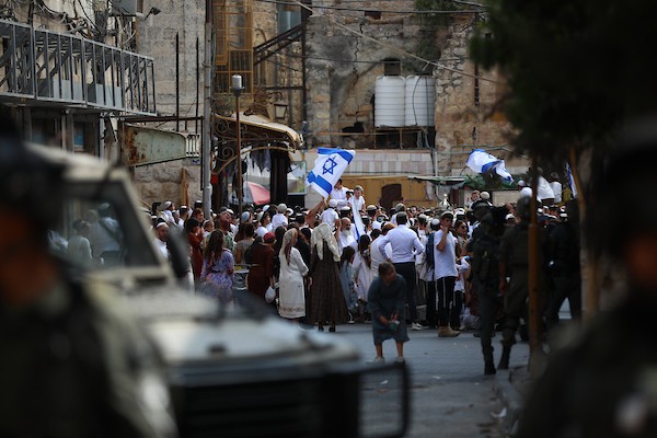 يقيّد الجنود الإسرائيليون حركة الفلسطينيين ويتخذون إجراءات أمنية خلال جولة قام بها مستوطنون في البلدة القديمة بالخليل، في 3 أكتوبر/تشرين الأول 2026. تصوير مأمون وزواز