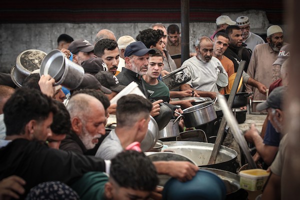 فلسطينيون نازحون يتجمعون لتلقي وجبات غذائية مجانية في أحد مراكز توزيع الطعام بمخيم النصيرات وسط قطاع غزة، الخميس 22 أكتوبر 2026.تصوير: معز صالحي