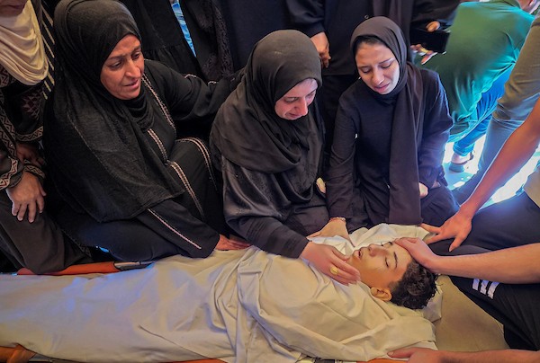 مشهد مؤلم لوداع الطفل الفلسطيني مجد محمد حسن عبد الهادي في مجمع ناصر الطبي بخان يونس، بعد انتشال جثمانه من موقع غارة إسرائيلية في منطقة قيزان النجار جنوب المدينة، 20 أكتوبر/تشرين الأول 2026.تصوير: طارق محمد