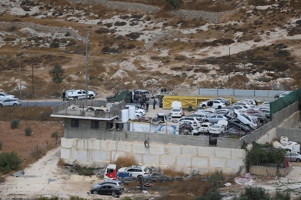 جنود إسرائيليون يحيطون بمركبة قرب مدخل بني نعيم، جنوب شرق الخليل، في الضفة الغربية، في 5 أكتوبر/تشرين الأول 2026، بعد تعرضها لإطلاق نار .(صورة: مأمون وزواز)