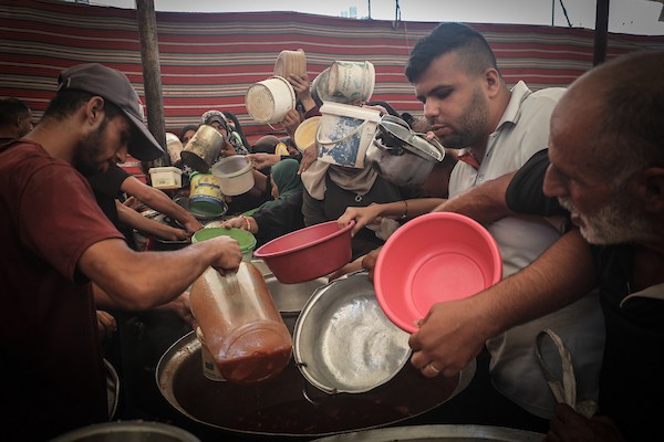 فلسطينيون نازحون يتجمعون لتلقي وجبات غذائية مجانية في أحد مراكز توزيع الطعام بمخيم النصيرات وسط قطاع غزة، الخميس 22 أكتوبر 2026.تصوير: معز صالحي
