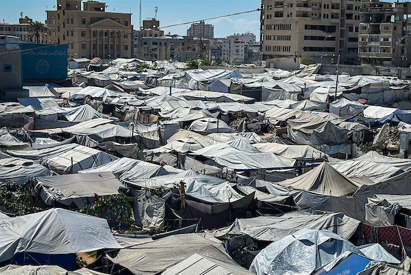 في الأول من أكتوبر/تشرين الأول 2026، اكتظت الخيام التي تؤوي نازحين فلسطينيين بين المباني المدمرة في وسط مدينة غزة، بينما تستعد العائلات لفصل الشتاء وسط ظروف إنسانية صعبة.(صورة: بلال أسامة)