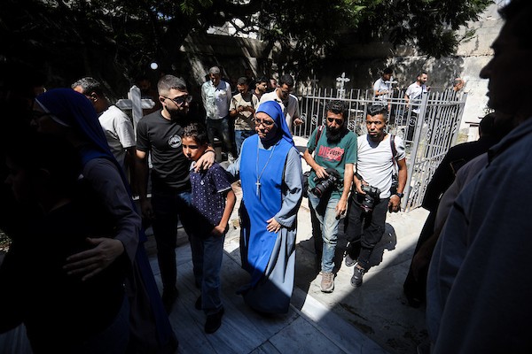 أشخاص يتجمعون خلال جنازة امرأتين مسيحيتين (أم و ابنتها) فلسطينيتين في كنيسة القديس بورفيريوس للروم الأرثوذكس في مدينة غزة، في 3 أكتوبر 2026. تصوير بلال أسامة