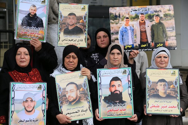 عائلات أسرى فلسطينيين ترفع صور أبنائها خلال وقفة في نابلس للمطالبة بالإفراج عنهم، وسط تحذيرات من تصاعد الانتهاكات بحق الأسرى والأسيرات في سجون الاحتلال. (تصوير: محمد ناصر)