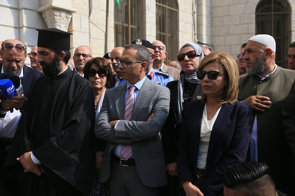 فلسطينيون يشاركون في وقفة تضامنية مع الأردن أمام كنيسة البشارة في نابلس، تنديدًا بالاعتداء على مشيّعين في الكرك، 25 أكتوبر 2026. (تصوير: محمد ناصر)