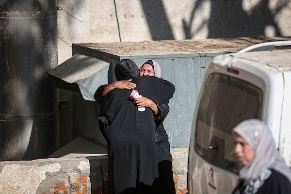 وداع متطوع الدفاع المدني محمد طموس، الذي استشهد في غارة إسرائيلية أثناء محاولته إسعاف جرحى قرب مستشفى كمال عدوان شمال قطاع غزة، 7 أكتوبر/تشرين الأول 2026. تصوير: محمد صالحة.