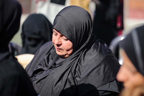 غزة – 18 أكتوبر/تشرين الأول 2026: فلسطينيون يشيّعون جثامين ورفات 75 شهيدًا انتشلتها طواقم الدفاع المدني من تحت أنقاض مبانٍ دمرها القصف الإسرائيلي في حي الدرج بمدينة غزة.تصوير: محمد صالحة