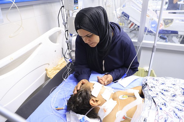 الطفل الفلسطيني محمد الجبالي (7 أعوام)، المصاب بسرطان الدم، يرقد على سرير داخل مستشفى الشفاء بمدينة غزة، في 18 أكتوبر/تشرين الأول 2026، منتظرًا الموافقة على سفره للعلاج في الخارج.تصوير: عبد الله أبو الخير