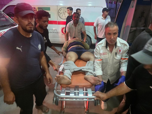نقل جرحى فلسطينيين، بينهم طفل ومسن، إلى مجمع ناصر الطبي عقب غارة إسرائيلية على مواصي خان يونس أسفرت عن إصابة 11 فلسطينياً، 23 أكتوبر 2026. (تصوير: طارق محمد)