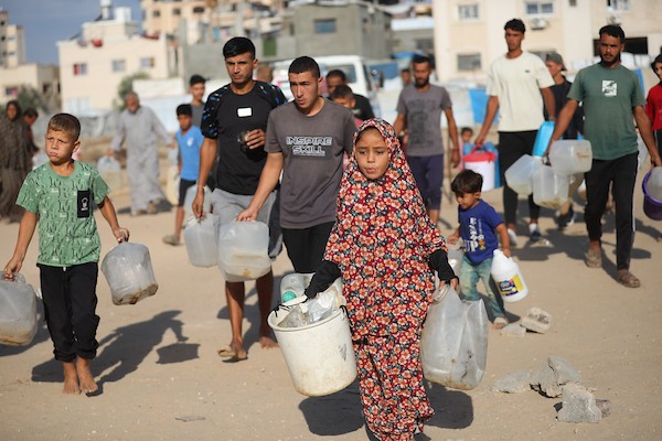 النصيرات – 18 أكتوبر/تشرين الأول 2026: أطفال وعائلات فلسطينية نازحة يتجمعون للحصول على المياه في مخيم النصيرات وسط قطاع غزة، وسط شح الإمدادات وتضرر البنية التحتية.تصوير: حسن الجدي