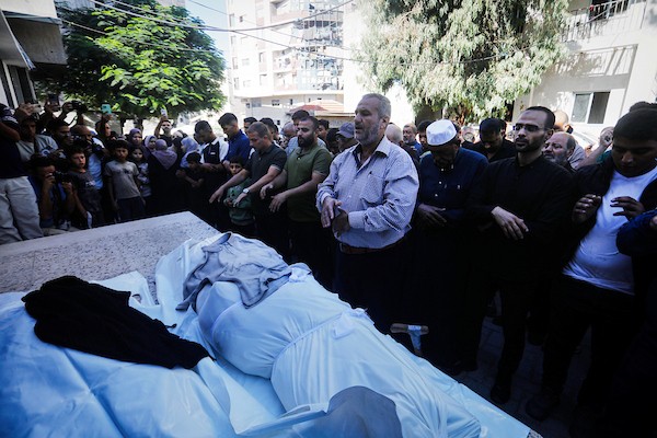 مشيّعون يودّعون جثامين ثلاثة فلسطينيين، بينهم الزوجان أكرم ياسين ودينا أبو بكر، في مستشفى الشفاء بمدينة غزة، ، 20 أكتوبر/تشرين الأول 2026.تصوير: محمد صالحة