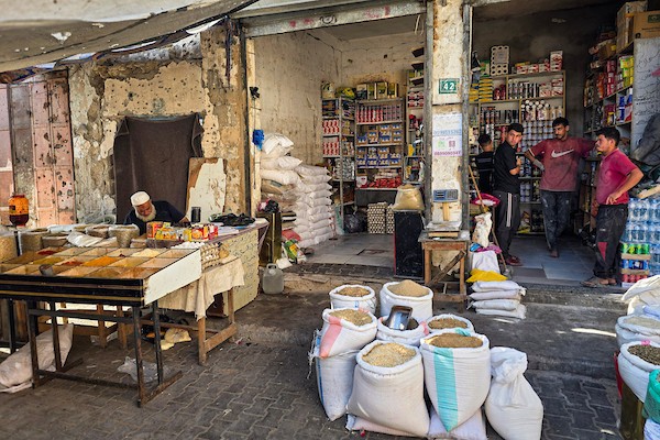 باعة فلسطينيون يستأنفون نشاطهم في سوق الحبوب التاريخي بمدينة خان يونس جنوبي قطاع غزة، في 14 أكتوبر/تشرين الأول 2026. (تصوير: طارق محمد)