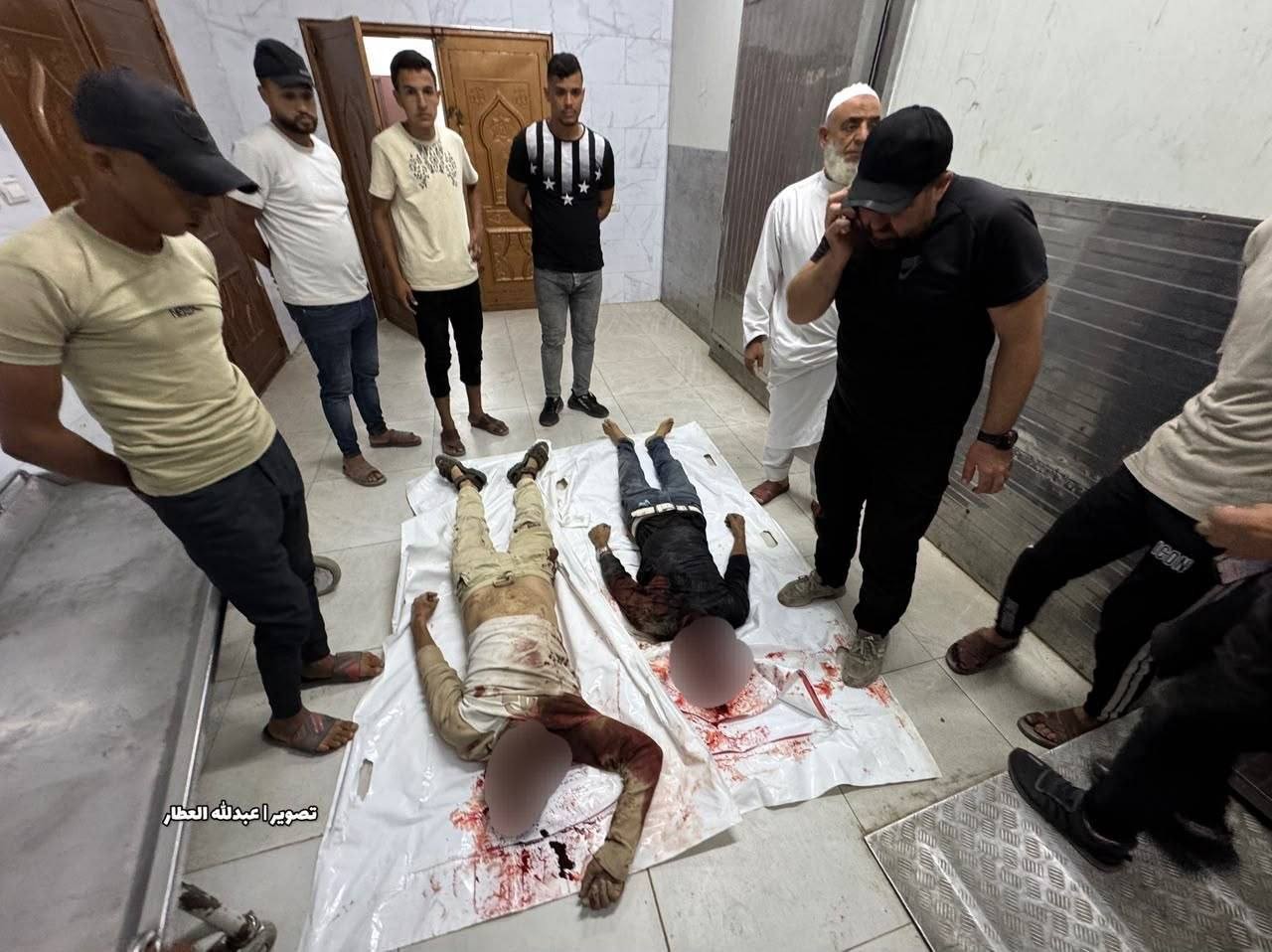 لحظة نقل شهيدين جراء قصف الاحتلال مركبة شمال مدينة خانيونس، جنوبي قطاع غزة. 222.jpg