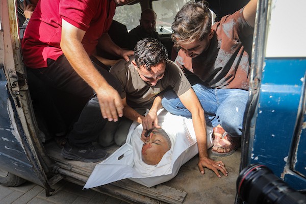 فلسطينيون يودّعون جثمان الشهيد محمد عبد الخالق خلة في مستشفى الشفاء بمدينة غزة، الخميس 15 أكتوبر/تشرين الأول 2026.تصوير: محمد صالحة