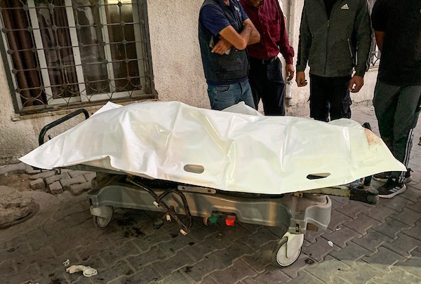 مسعفون ينقلون جثمان أدهم خليل معروف إلى مستشفى الشفاء بمدينة غزة، عقب غارة إسرائيلية استهدفت سطح منزل في مخيم جباليا شمال القطاع، يوم 16 أكتوبر/تشرين الأول 2026. (تصوير: أحمد الشوا)