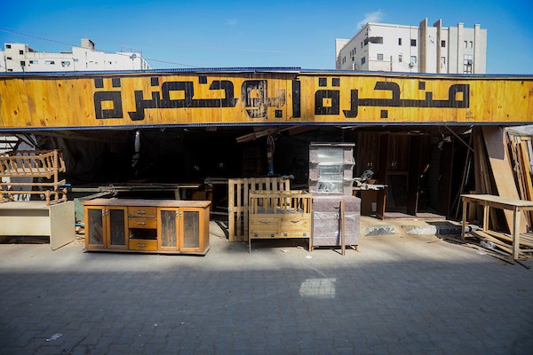 نجارون فلسطينيون يحولون صناديق المساعدات الخشبية إلى مقاعد مدرسية بمدينة غزة، في محاولة لدعم تعليم الأطفال وسط الدمار ونقص المواد الأساسية. (تصوير: محمد صالحة)