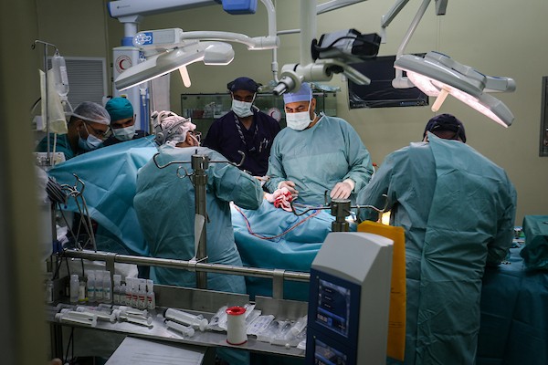 أطباء من وفد طبي مصري يجرون جراحة قلب مفتوح داخل مستشفى القدس بمدينة غزة، بالتعاون مع منظمة هيل فلسطين، في 14 أكتوبر/تشرين الأول 2026. (تصوير: أحمد الشوا)