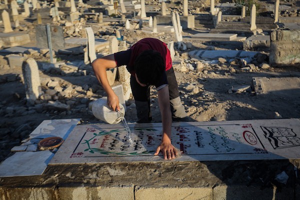 فلسطينيون يزورون قبور أقاربهم وأحبائهم الذين استشهدوا خلال الحرب الإسرائيلية، في مقبرة بمدينة غزة، يوم 8 أكتوبر/تشرين الأول 2026.تصوير: محمد صالحة