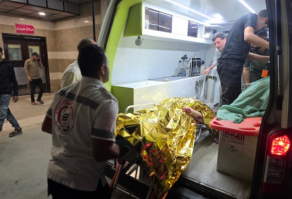نقل جرحى فلسطينيين، بينهم طفل ومسن، إلى مجمع ناصر الطبي عقب غارة إسرائيلية على مواصي خان يونس أسفرت عن إصابة 11 فلسطينياً، 23 أكتوبر 2026. (تصوير: طارق محمد)