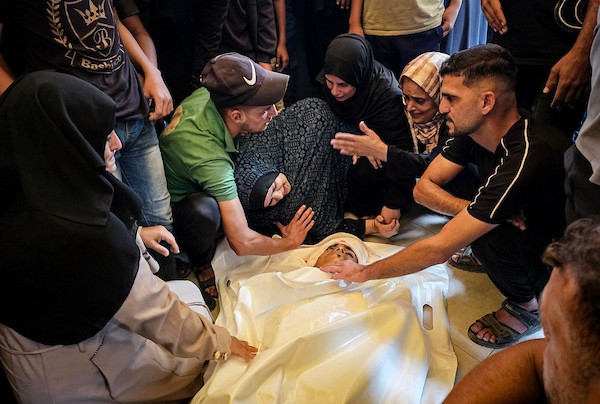 فلسطينيون يشاركون في مراسم تشييع شهيدين ارتقيا جراء غارة جوية إسرائيلية استهدفت منطقة المواصي في رفح، في 12 أكتوبر/تشرين الأول 2026. (تصوير: طارق محمد)