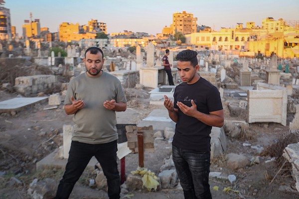 فلسطينيون يزورون قبور أقاربهم وأحبائهم الذين استشهدوا خلال الحرب الإسرائيلية، في مقبرة بمدينة غزة، يوم 8 أكتوبر/تشرين الأول 2026.تصوير: محمد صالحة
