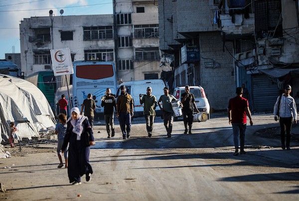فلسطينيون نازحون يواصلون حياتهم اليومية داخل مدرسة حُوّلت إلى مأوى مؤقت في مدينة غزة، في الذكرى الثالثة لاندلاع الحرب، 7 أكتوبر/تشرين الأول 2026. تصوير: بلال أسامة.