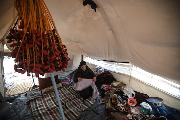 فلسطينيون نازحون يواصلون حياتهم اليومية داخل خيام مؤقتة في مخيم النصيرات وسط قطاع غزة، وسط مخاوف من الأمطار والبرد مع اقتراب الشتاء. 26 أكتوبر 2026. (تصوير: حسن الجدي)