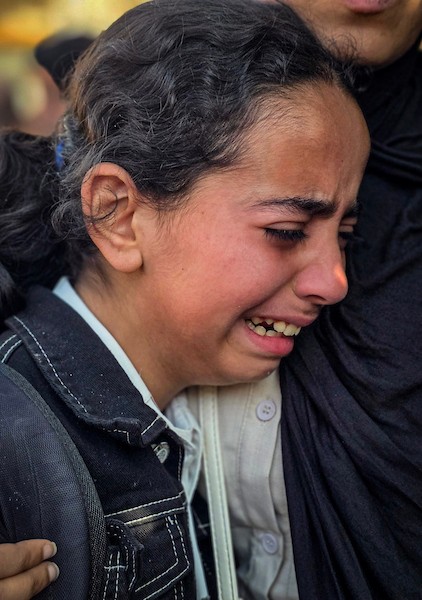 فلسطينيون يودّعون جثامين أربعة شهداء ارتقوا في غارة إسرائيلية شمال رفح، خلال مراسم تشييع بمجمع ناصر الطبي في خان يونس، 29 أكتوبر 2026.  (تصوير: طارق محمد)