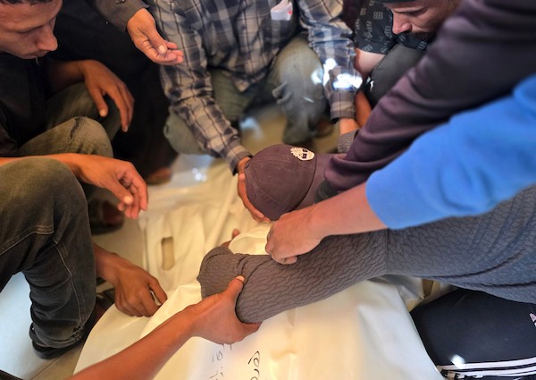 مشيعون يودّعون الشهيدة هدى أبو عدوان، التي استشهدت برصاص قوات الاحتلال الإسرائيلي داخل خيمتها في منطقة بئر 19 بمواصي خان يونس، 17 أكتوبر/تشرين الأول 2026. (تصوير: طارق محمد)