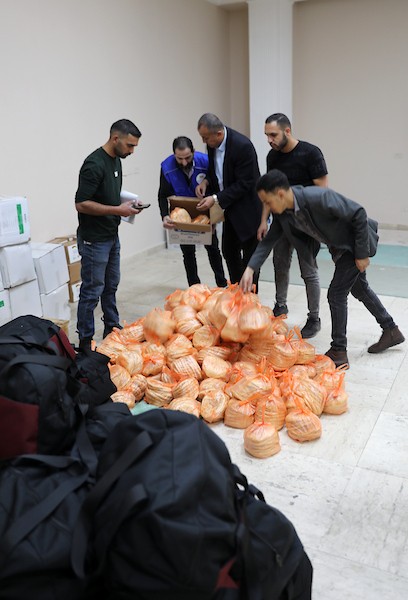 محافظ الخليل خالد دودين وأعضاء لجنة المساندة والإغاثة خلال مؤتمر صحفي في مقر المحافظة، الخميس 29 أكتوبر/تشرين الأول 2026، لاستعراض تداعيات العدوان الإسرائيلي الذي أدى إلى تهجير 537 أسرة فلسطينية وخسائر اقتصادية تصل إلى 12 مليون شيقل يوميًا. (تصوير: مأمون وزواز)