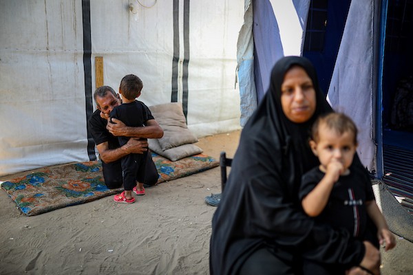 أطفال فلسطينيون نازحون يمارسون أنشطتهم اليومية في مدينة غزة، في 12 أكتوبر/تشرين الأول 2026. (تصوير: بلال أسامة)