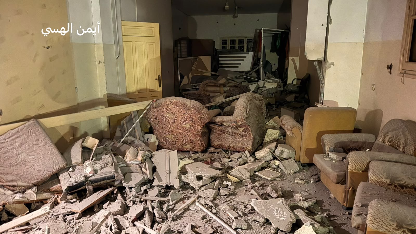 طائرات الاحتلال المروحية تستهدف شقة سكنية فارغة خلف التاج مول بحي الرمال  11.jpg