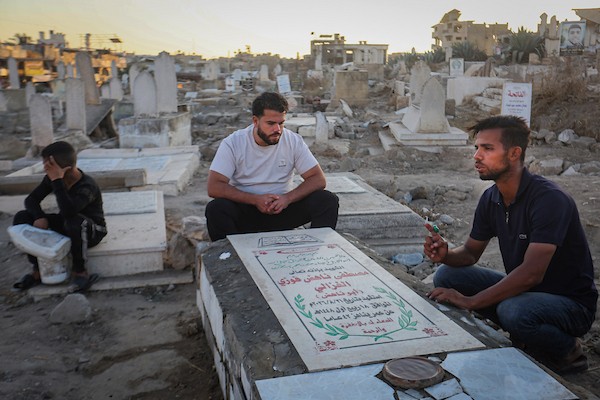 فلسطينيون يزورون قبور أقاربهم وأحبائهم الذين استشهدوا خلال الحرب الإسرائيلية، في مقبرة بمدينة غزة، يوم 8 أكتوبر/تشرين الأول 2026.تصوير: محمد صالحة