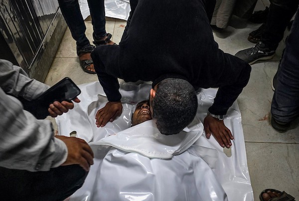 ينقل مسعفون فلسطينيون جثامين شهداء وجرحى في غارة جوية إسرائيلية إلى مجمع ناصر الطبي في خان يونس، جنوب قطاع غزة، في 28 أكتوبر/تشرين الأول 2026.(صورة: طارق محمد)