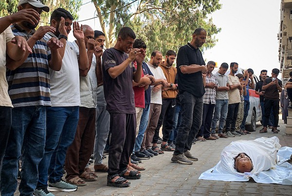 فلسطينيون يشيّعون جثامين خمسة شهداء، بينهم نساء وأطفال، ارتقوا في غارات إسرائيلية على مدينة غزة، في 9 تشرين الأول/أكتوبر 2026. (تصوير: أحمد الشوا)