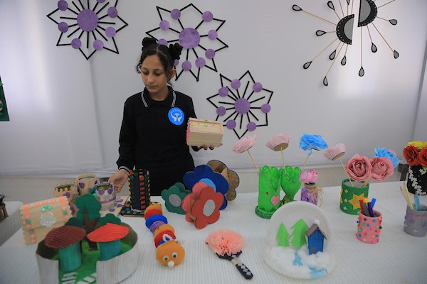 أيتام فقدوا آباءهم خلال الحرب يعرضون رسوماتهم وأعمالهم اليدوية في فعالية «بقيتُ لأروي... نجوتُ لأرسم»، بمخيم النصيرات وسط القطاع، 11 أكتوبر/تشرين الأول 2026. (تصوير: حسن الجدي)
