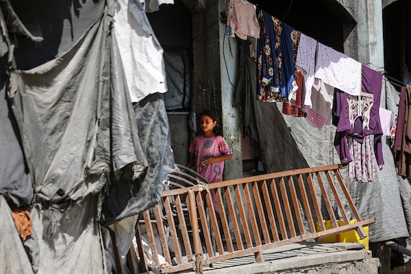فلسطينيون نازحون يواصلون حياتهم اليومية داخل مدرسة حُوّلت إلى مأوى مؤقت في مدينة غزة، في الذكرى الثالثة لاندلاع الحرب، 7 أكتوبر/تشرين الأول 2026. تصوير: بلال أسامة.