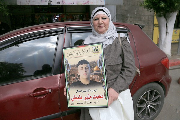 عائلات أسرى فلسطينيين ترفع صور أبنائها خلال وقفة في نابلس للمطالبة بالإفراج عنهم، وسط تحذيرات من تصاعد الانتهاكات بحق الأسرى والأسيرات في سجون الاحتلال. (تصوير: محمد ناصر)