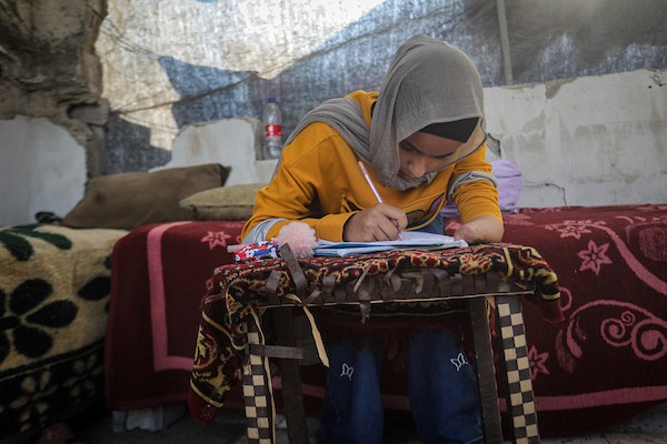 الطفلة شهد معروف (12 عامًا)، التي فقدت إحدى يديها بقصف إسرائيلي، تحلم بطرف اصطناعي يعيد إليها بعض استقلاليتها وسط النزوح في غزة. (تصوير: محمد صالحة)