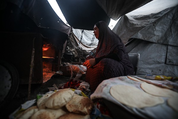 فلسطينيون نازحون يواصلون حياتهم اليومية داخل خيام مؤقتة في مخيم النصيرات وسط قطاع غزة، وسط مخاوف من الأمطار والبرد مع اقتراب الشتاء. 26 أكتوبر 2026. (تصوير: حسن الجدي)