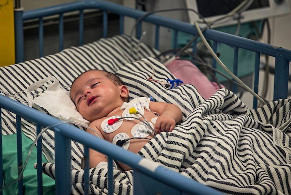 أطفال فلسطينيون يتلقون العلاج من التهاب السحايا البكتيري في مجمع ناصر الطبي بخان يونس، وسط تحذيرات طبية عقب وفاة أربعة أطفال خلال شهر.
