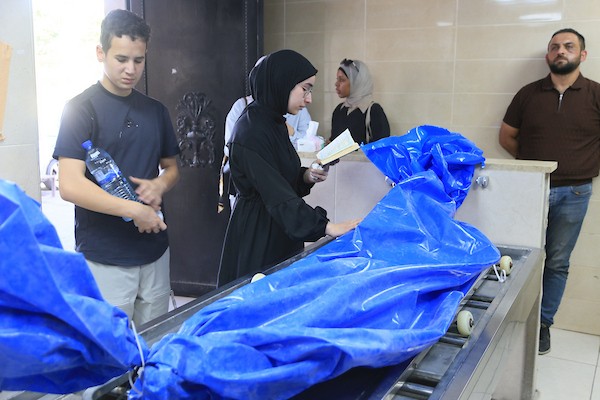 أقارب الأسير الفلسطيني مروان حرزالله يودّعون جثمانه في مستشفى رفيديا بمدينة نابلس، في 8 أكتوبر/تشرين الأول 2026.تصوير: محمد ناصر