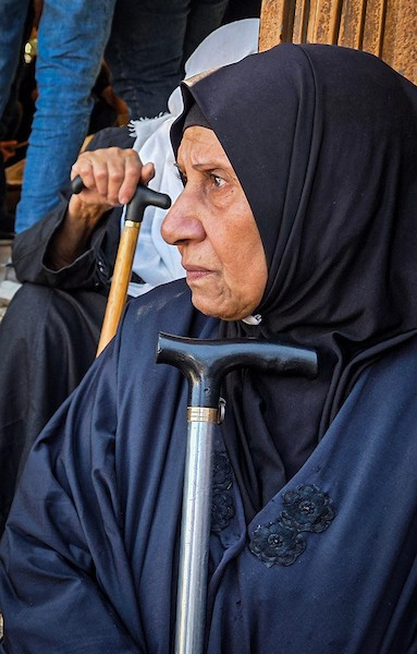 فلسطينيون يودّعون جثامين أربعة شهداء ارتقوا في غارة إسرائيلية شمال رفح، خلال مراسم تشييع بمجمع ناصر الطبي في خان يونس، 29 أكتوبر 2026.  (تصوير: طارق محمد)