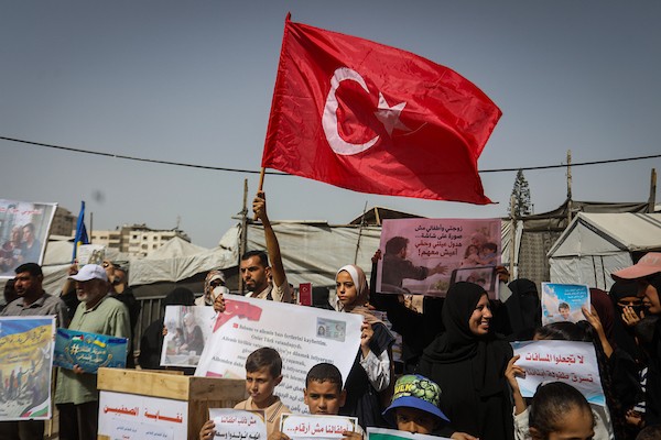 فلسطينيون يشاركون في وقفة بمدينة غزة، في 15 أكتوبر/تشرين الأول 2026، مطالبين بفتح المعابر ولمّ شمل العائلات التي فرّقتها الحرب. (تصوير: محمد صالحة)