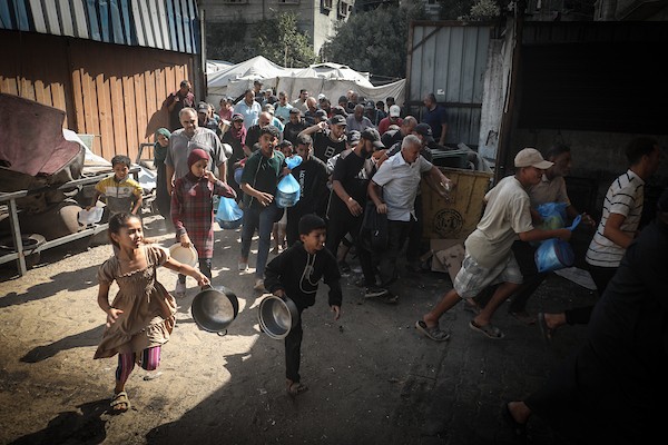 فلسطينيون نازحون يتجمعون لتلقي وجبات غذائية مجانية في أحد مراكز توزيع الطعام بمخيم النصيرات وسط قطاع غزة، الخميس 22 أكتوبر 2026.تصوير: معز صالحي