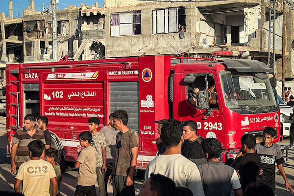 فلسطينيون يتجمعون في موقع استهداف مركبة بغارة جوية إسرائيلية في حي تل الهوى جنوب غربي مدينة غزة، يوم 8 أكتوبر/تشرين الأول 2026. تصوير: أحمد الشوا