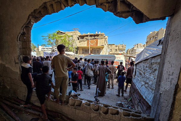فلسطينيون يتجمعون في موقع غارة جوية إسرائيلية استهدفت سطح منزل في مخيم خان يونس، جنوب قطاع غزة، وأسفرت عن استشهاد فلسطيني، 7 أكتوبر/تشرين الأول 2026. تصوير: طارق محمد.