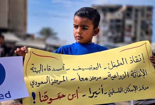 خان يونس – 18 أكتوبر/تشرين الأول 2026: فلسطينيون نازحون يشاركون في وقفة احتجاجية بمنطقة المواصي غرب خان يونس، مطالبين بتوفير الخيام والمساعدات الإنسانية والإمدادات الأساسية قبل حلول الشتاء.تصوير: طارق محمد